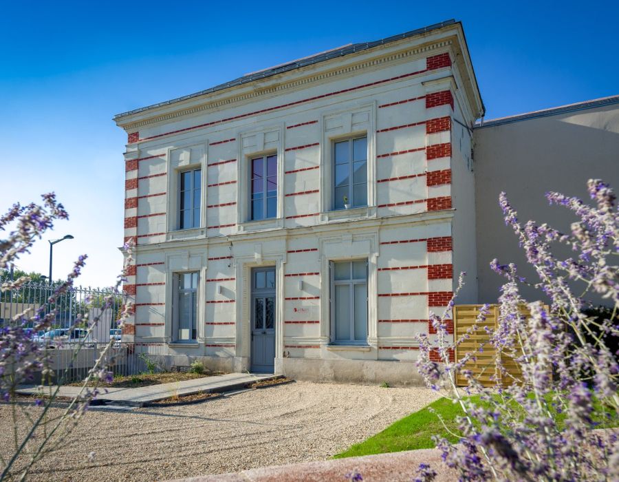 La façade des bureaux de PIXIM Communication à Saumur
